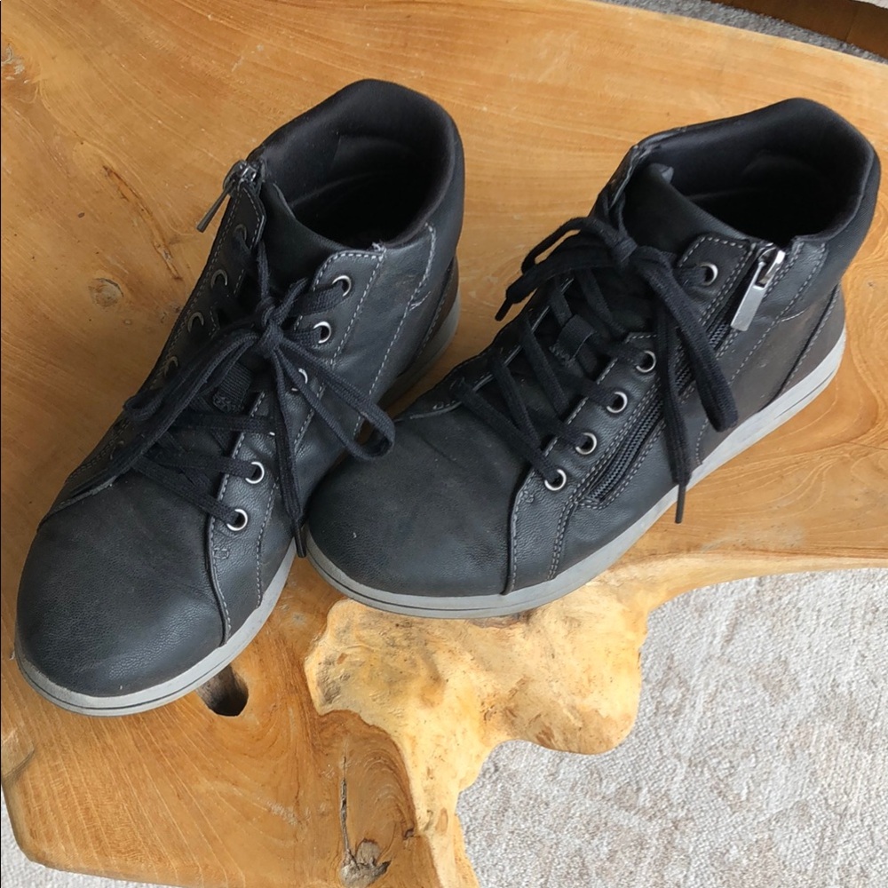 Clarks Cloudsteppers Black high top walking shoe